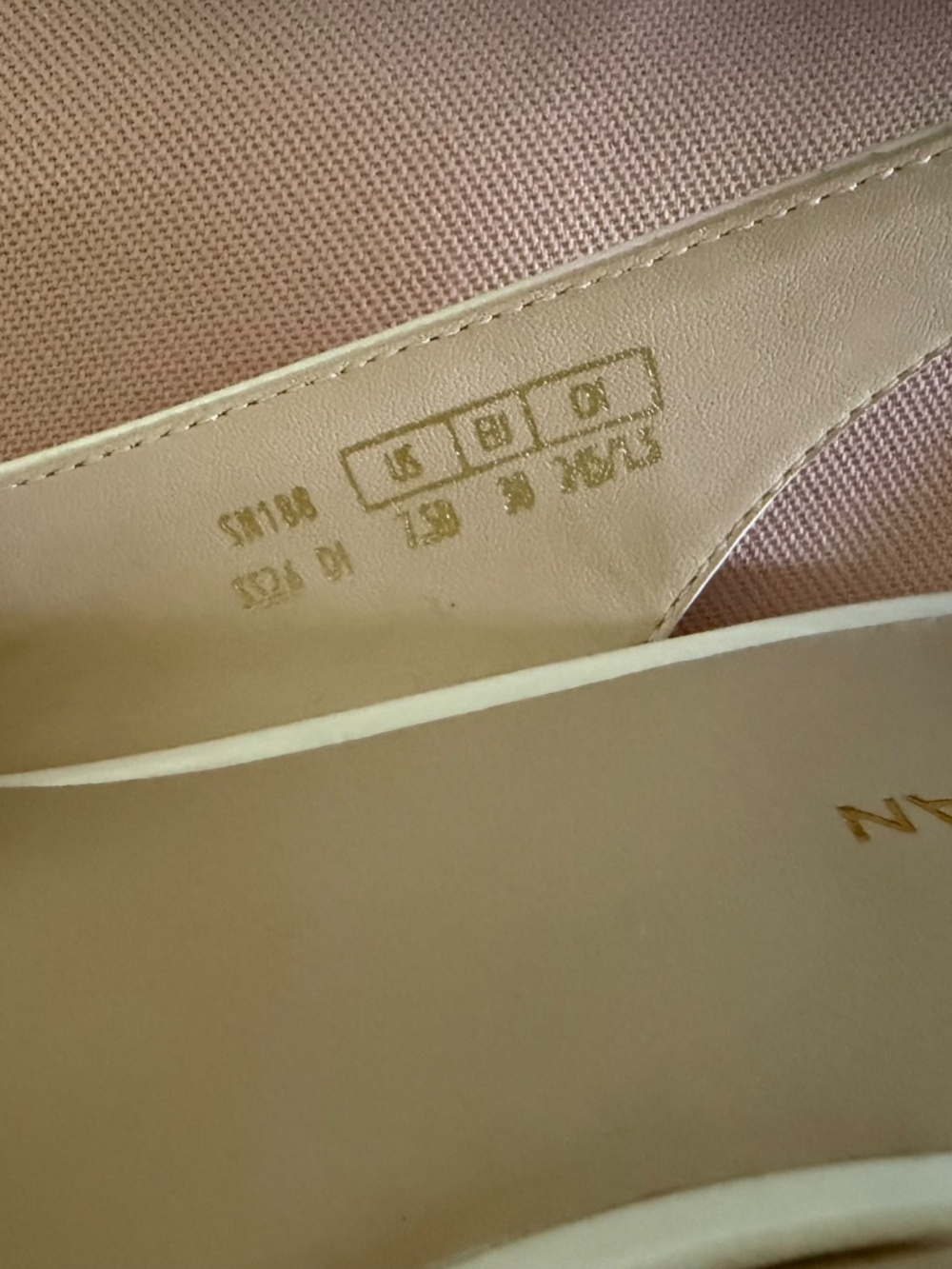 New in Box - Stuart Weitzman Eva 50 slingback - Cream - Patent Leather - Picture 6 of 6